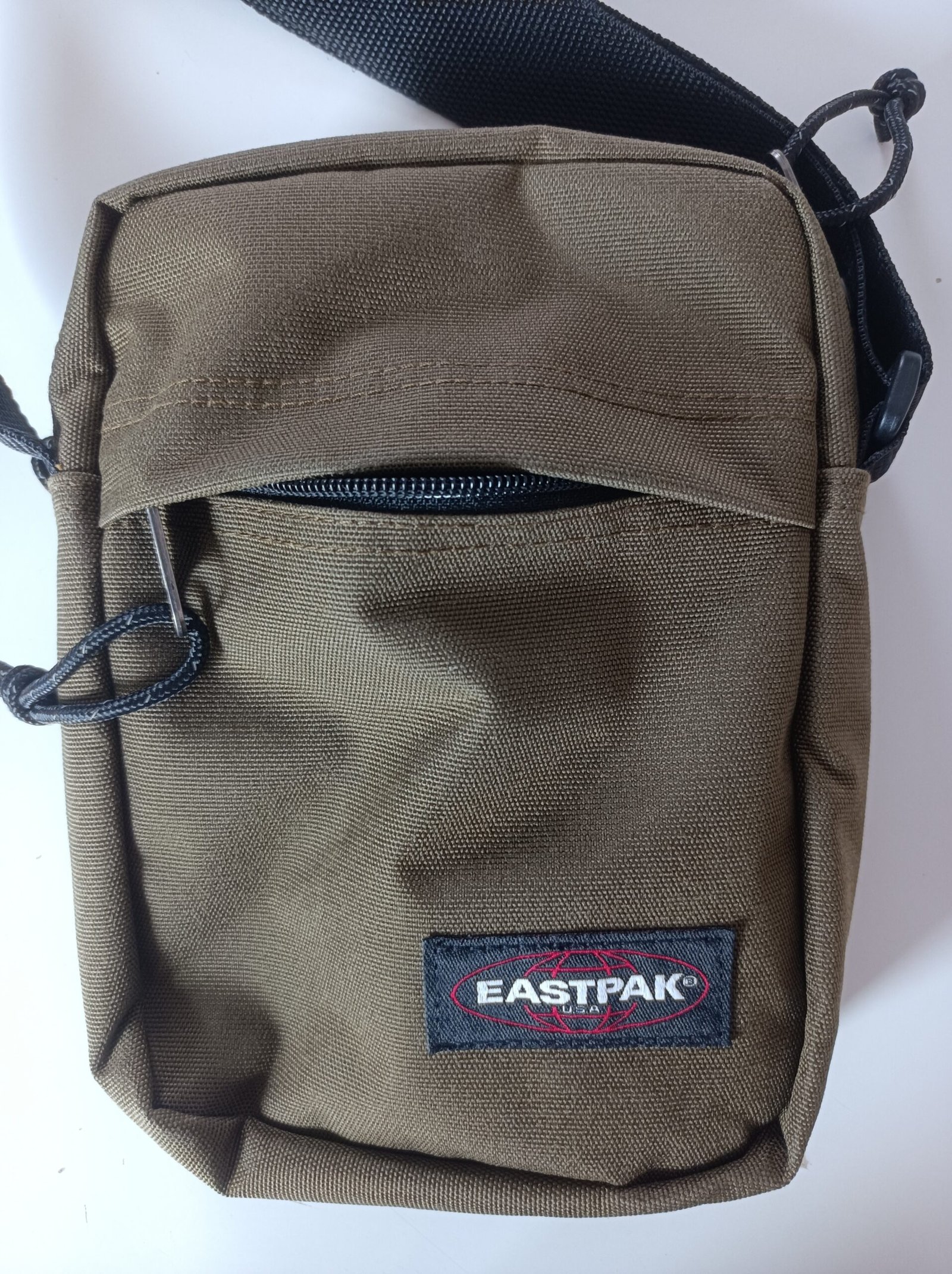 Petite sacoche minimaliste pour organiser son sac à main au quotidien